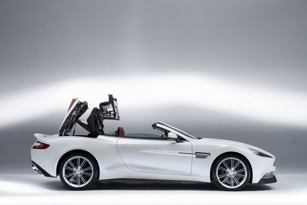 convetible-roof-of-the-Aston-Martin-Vanquish-Volante